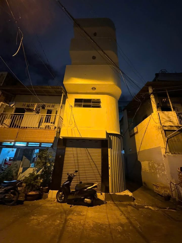 Nhà 4 tầng sân thượng hẻm 8m Tân Bình, giá yêu thương 13 triệu