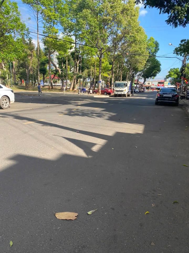 Cần bán nhà mặt tiền kinh doanh đắc địa trên đường Lê Quý Đôn, ngay cạnh Công viên Phù Đổng