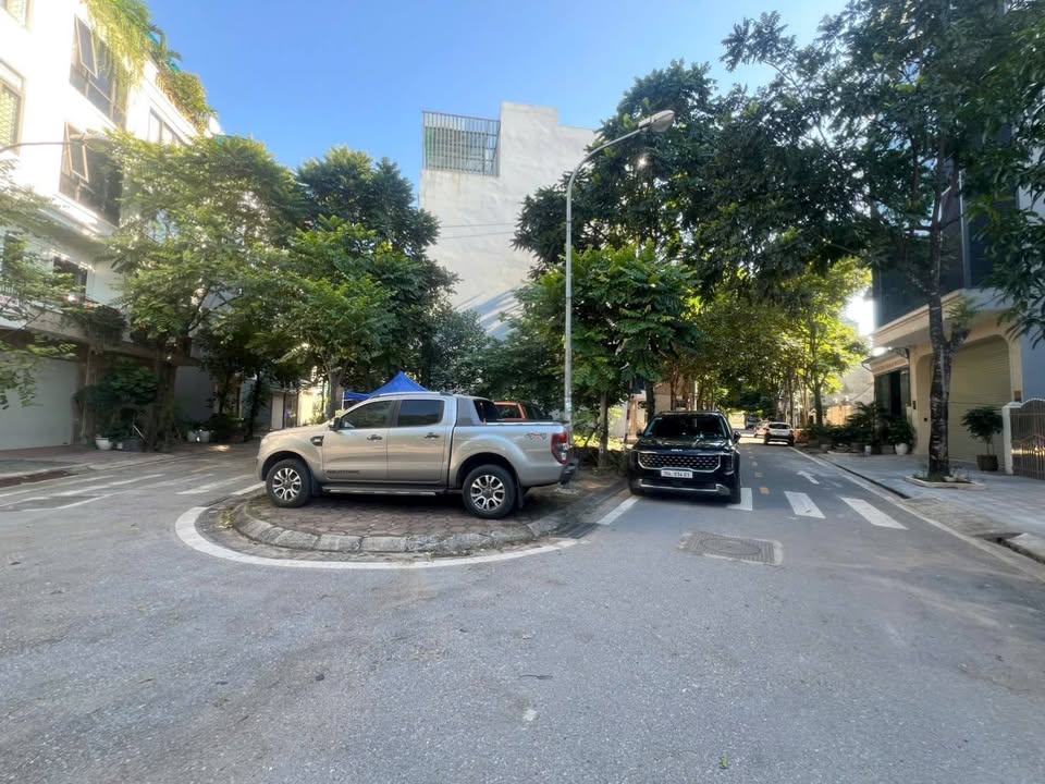 Lô đất tái định cư Thạch Bàn hiếm hoi, ô tô tránh, gần Aeon Mall