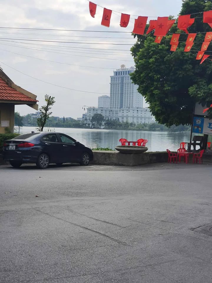 Vị trí cực đỉnh, ngõ thẳng xe ô tô đỗ tận cửa, tiện ích xung quanh thì khỏi bàn