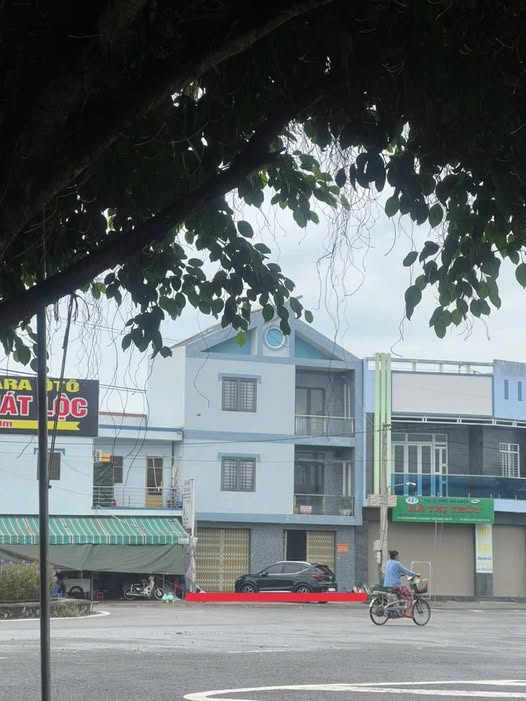 Siêu phẩm nhà 1 trệt, 2 lầu vừa về tay, tọa lạc ngay đối diện chợ Hữu Định sầm uất