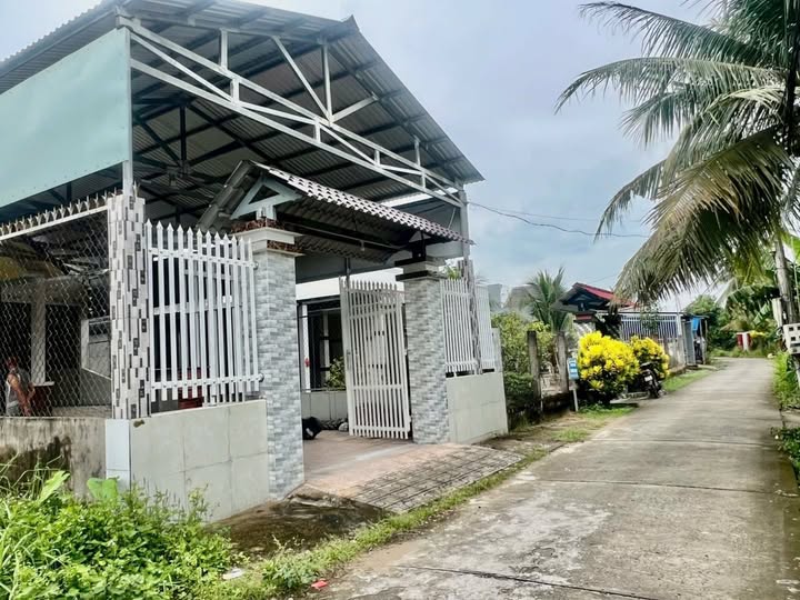 Nhà mặt tiền đường xe tải, gần chợ, ủy ban, trường học Hữu Định, Bến Tre