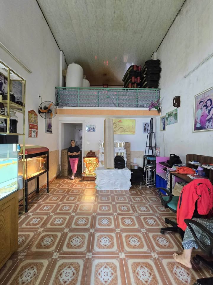 Ngôi nhà gác đúc tọa lạc trên kiệt Tôn Đản, mở ra một không gian sống lý tưởng với diện tích 64m2