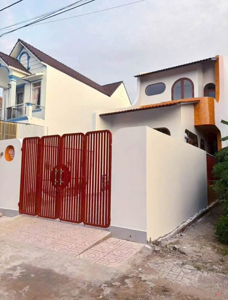 Nhà đẹp 1 trệt 1 lầu, 3 phòng ngủ, sân đậu ô tô, Vĩnh Long, giá tốt