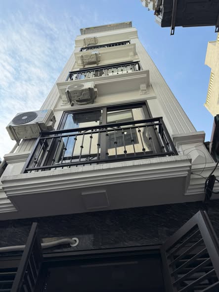 Nhà 5 tầng full nội thất, 32m², sát mặt phố Trạm, Long Biên, chỉ 8,55 tỷ