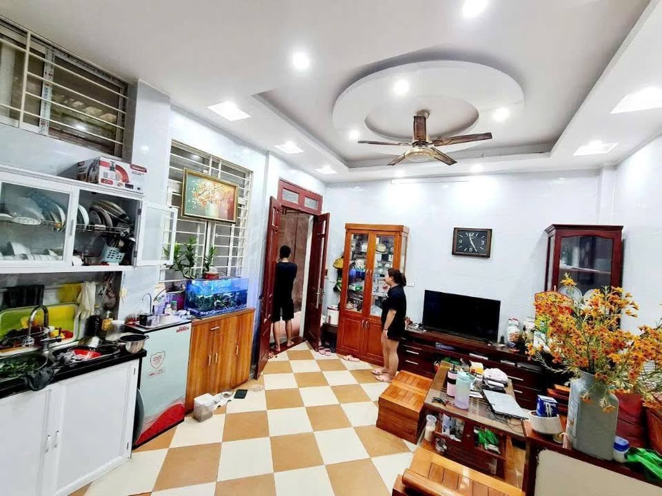 Nhà 5 tầng thoáng đãng, dân xây kiên cố tại Định Công ngõ thông, gần ô tô