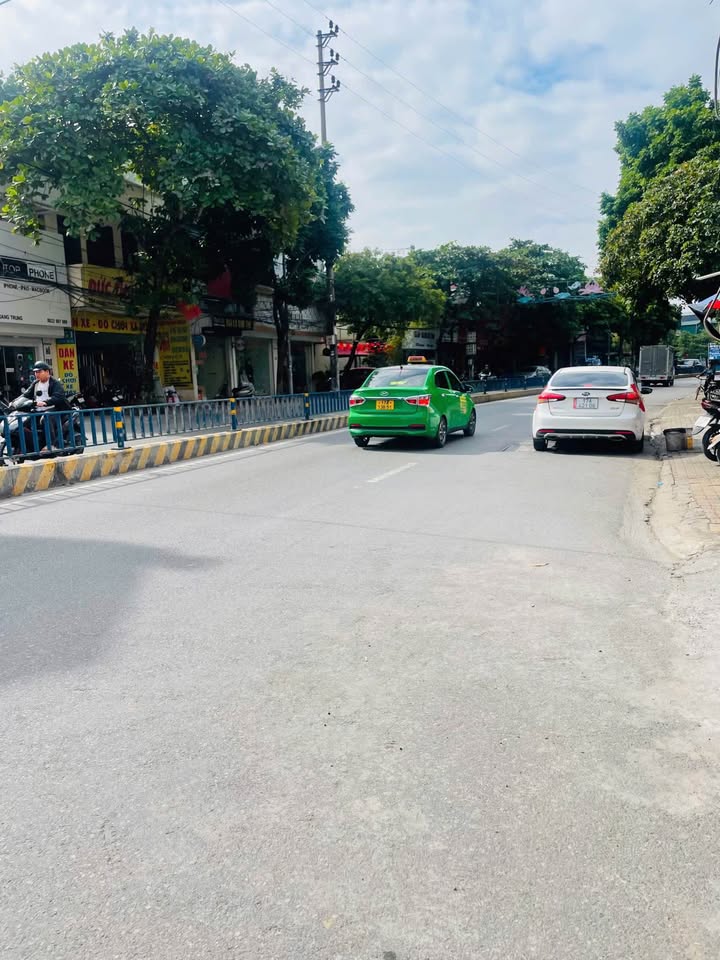 Nhà 3 tầng đang hoàn thiện tại tổ 9, phường Trần Hưng Đạo, diện tích khoảng 42m2