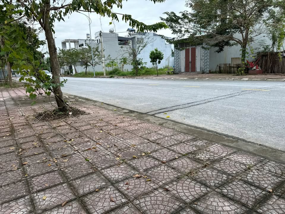 Đất Vĩnh Phúc view sân vận động, đường 20m, full thổ cư