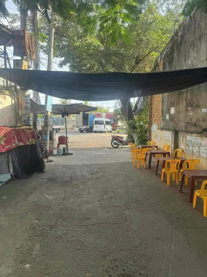 Chào bạn, mình có căn nhà 1 trệt 1 lầu nằm ngay trung tâm phường Phước Long