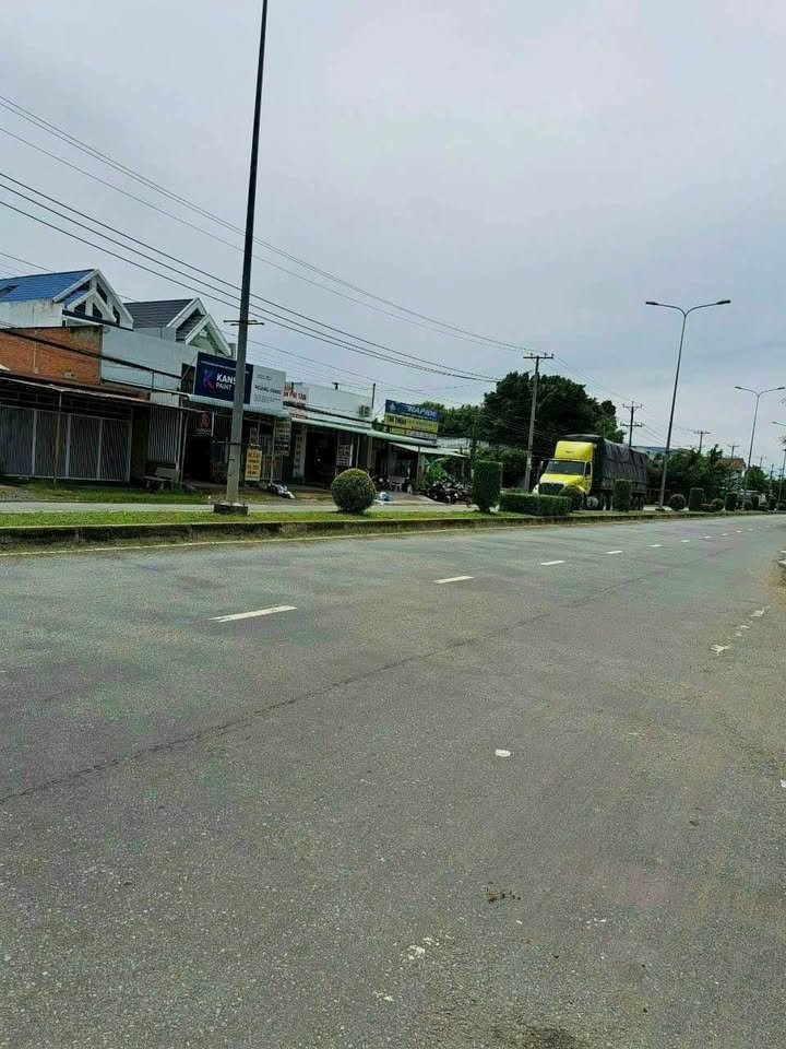 Bất động sản sở hữu vị trí đắc địa tại mặt tiền Tỉnh Lộ 827A, thuộc khu vực Chợ Hòa Phú