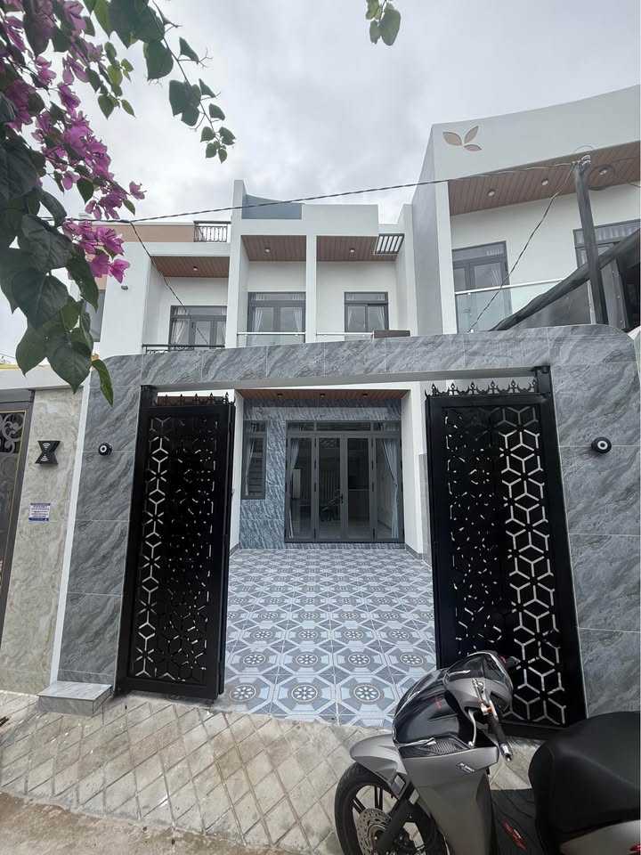 Nhà mới 1 trệt 1 lầu 2 phòng ngủ, có sân đậu ô tô tại phường Đạo Thạnh, thành phố Mỹ Tho