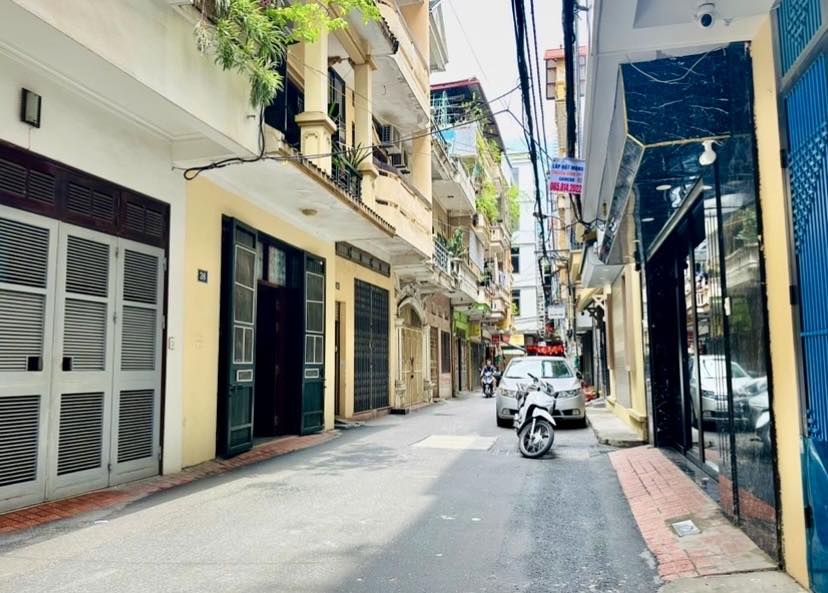 Ngôi nhà được thiết kế 6 tầng hiện đại với thang máy sang trọng, nội thất luxury cao cấp