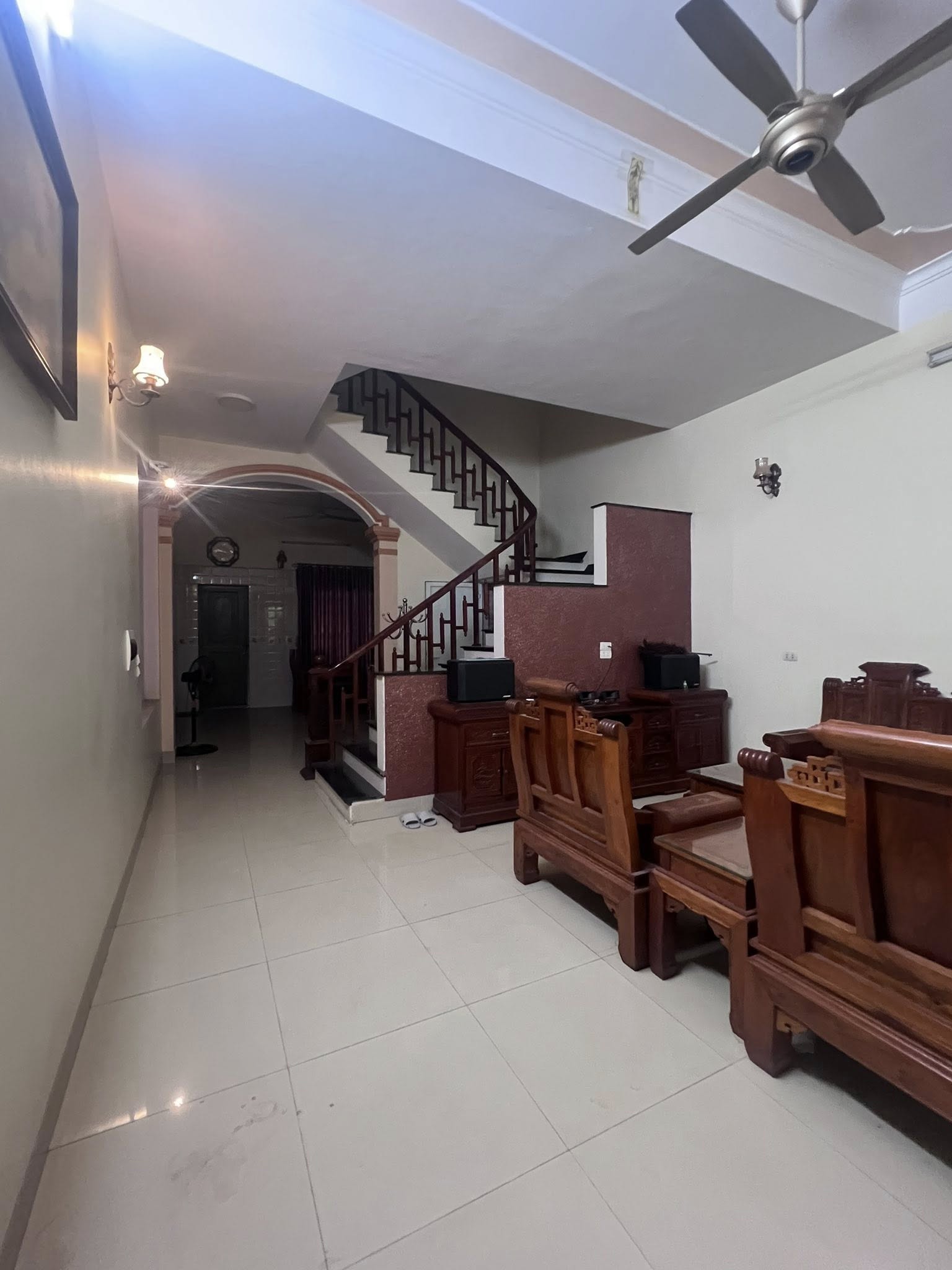 Chủ nhà chuyển vào miền Nam sinh sống, quyết định gửi bán gấp lô đất kèm nhà 3 tầng kiên cố