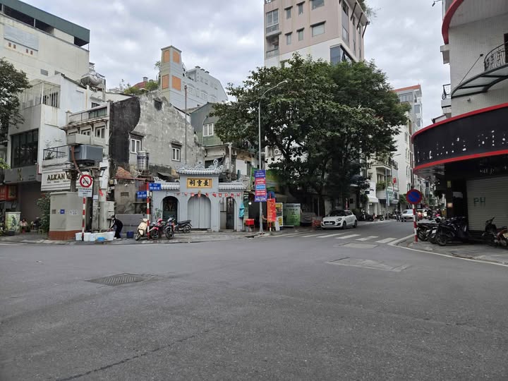 Nhà 132m2 mặt phố Mai Hắc Đế, 2 tầng, 6,1m mặt tiền, 126 tỷ