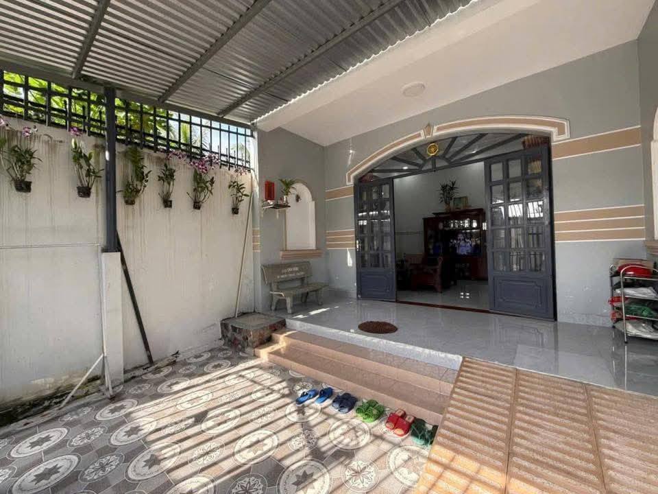Nhà 2 phòng ngủ tặng full nội thất, 126m2, 1,6 tỷ tại phường Bến Tre, Vĩnh Long