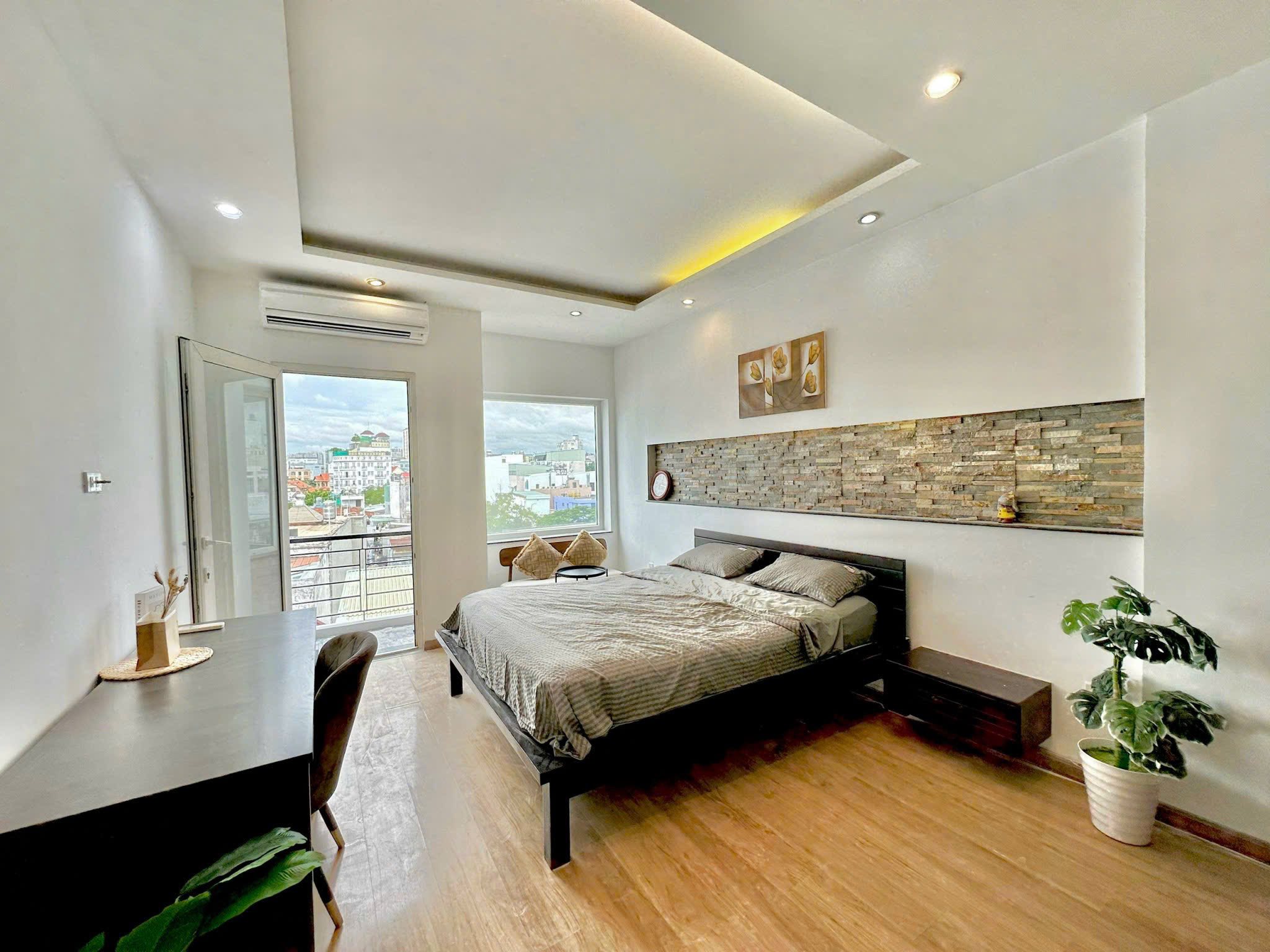 Chào mừng bạn đến với căn hộ studio tuyệt vời, tọa lạc ngay tại vị trí đắc địa Ngã Tư Hàng Xanh