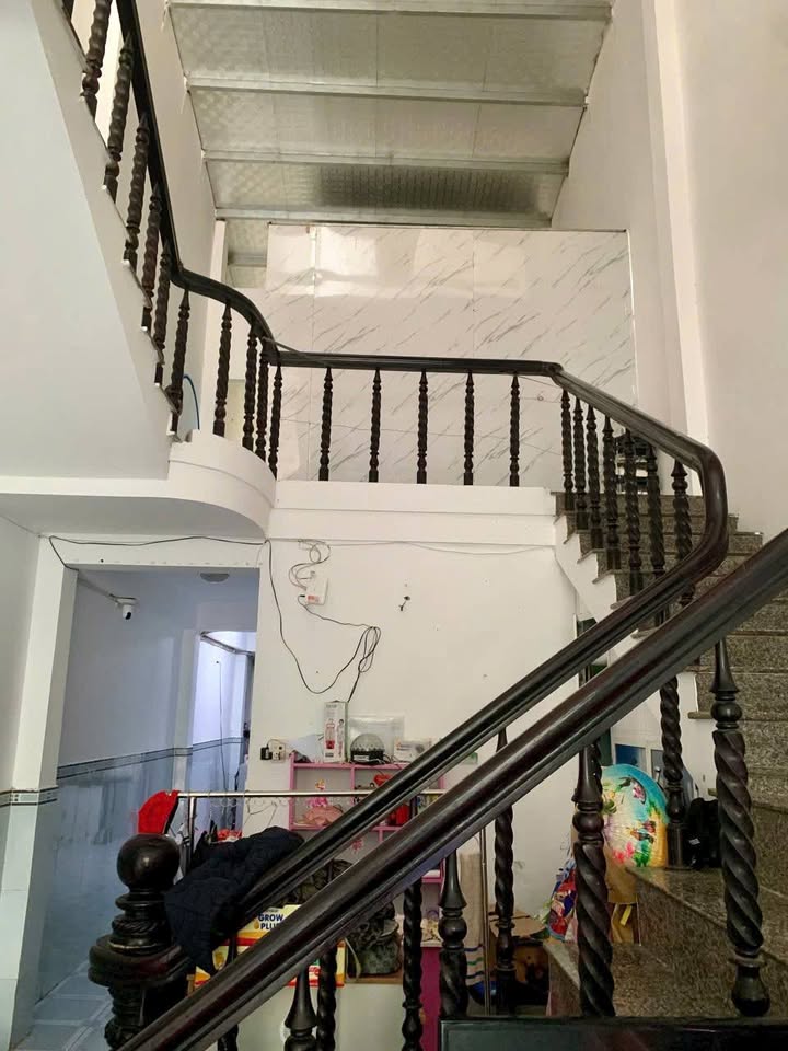 Nhà 2 tầng 72m2 mặt tiền Bùi Huy Bích, Đà Nẵng, ô tô vào nhà, thoáng mát