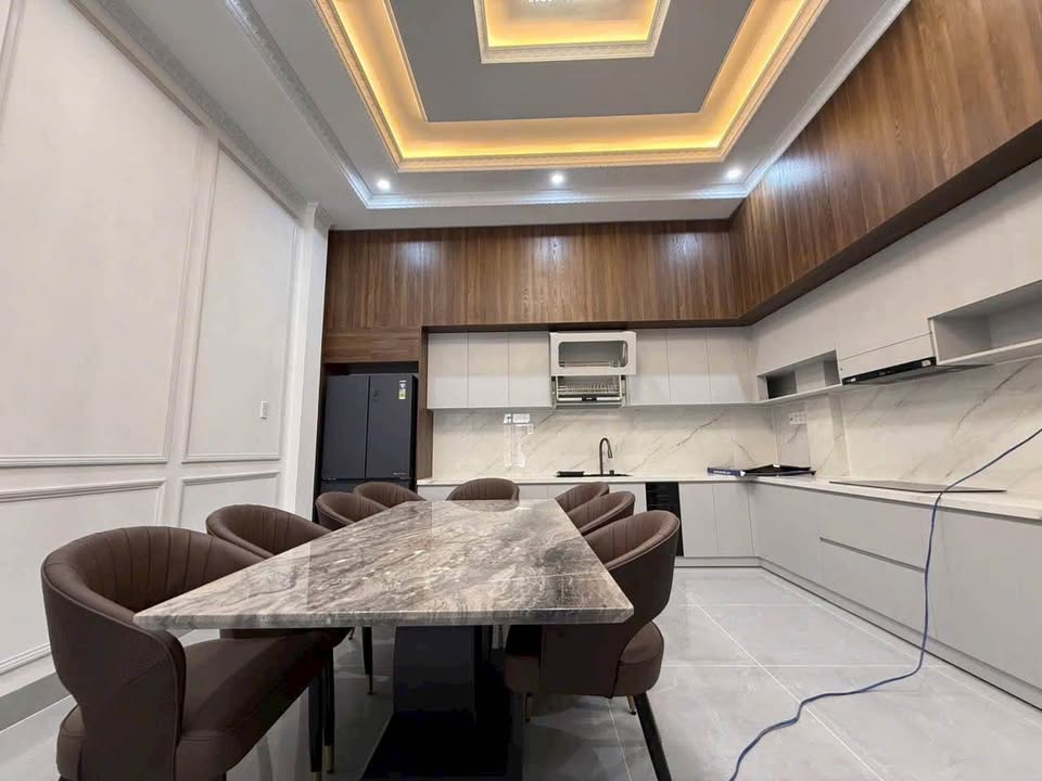 Nhà 5m mặt tiền, 70m² Đà Lạt full nội thất, có thang máy, sổ hồng riêng