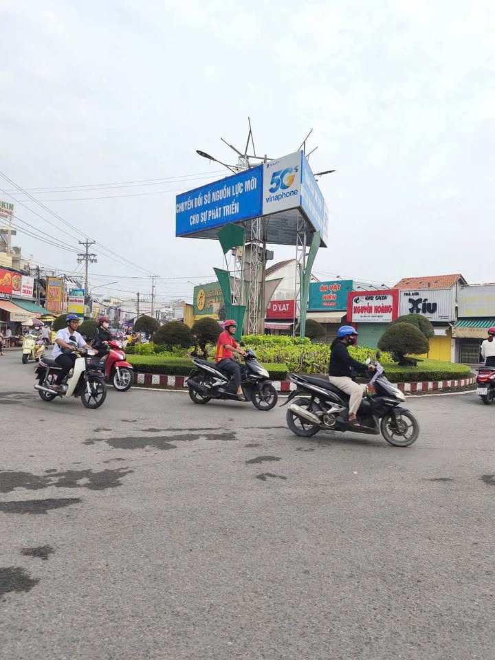 Bán gấp 2 căn nhà liền kề đắc địa ngay chợ ngã 5 Bến Tre, giá hời 2,5 tỷ