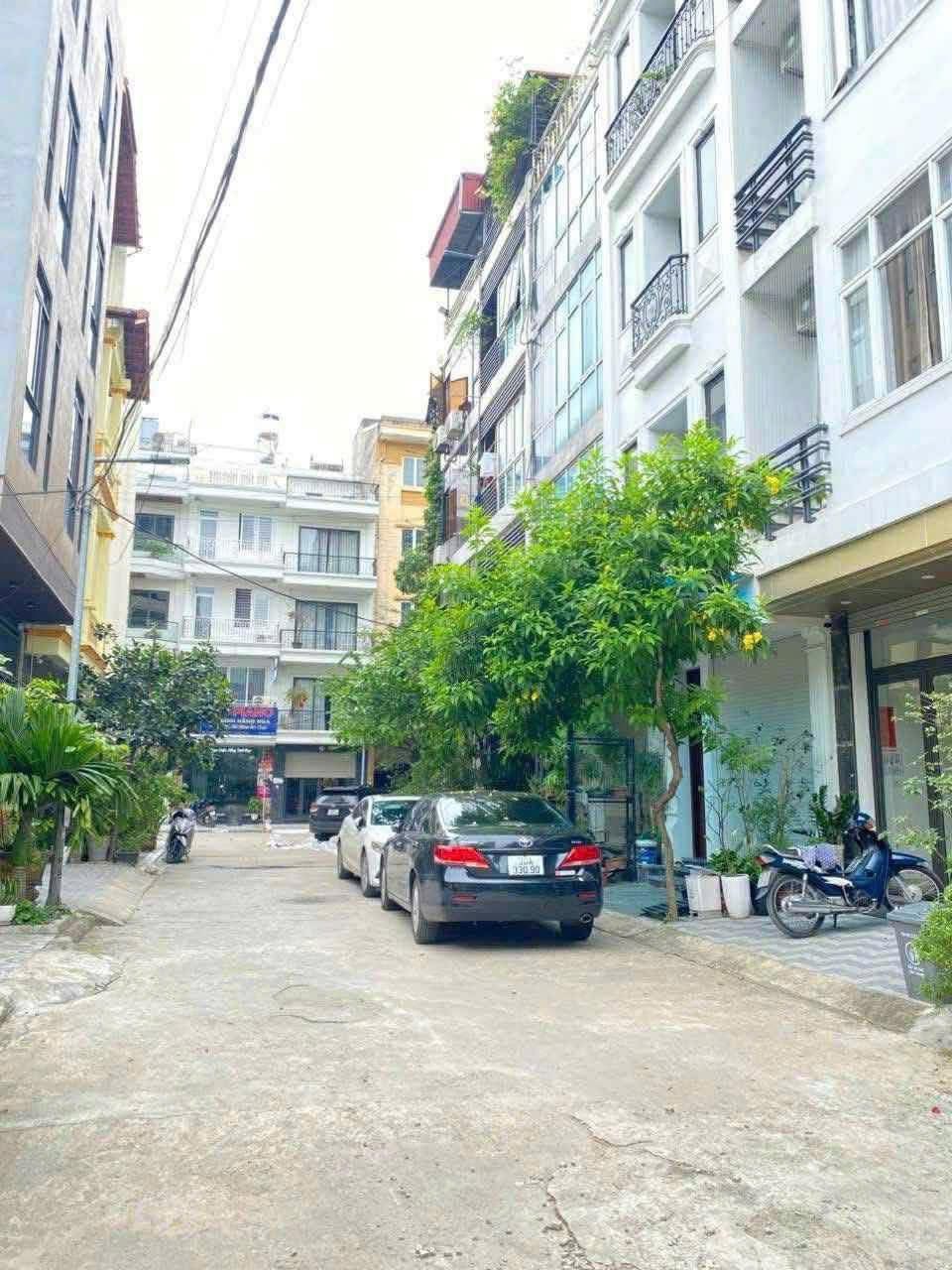 Nhà mới tinh, 5 tầng thang máy ngay Phạm Văn Đồng, view hồ cá, vài bước ra phố