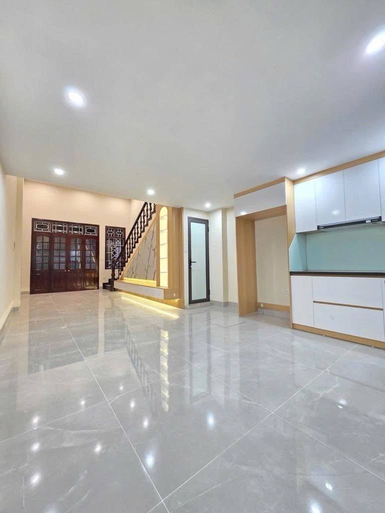 Nhà 5 tầng Xuân Thủy, mặt tiền siêu rộng, giá yêu thương