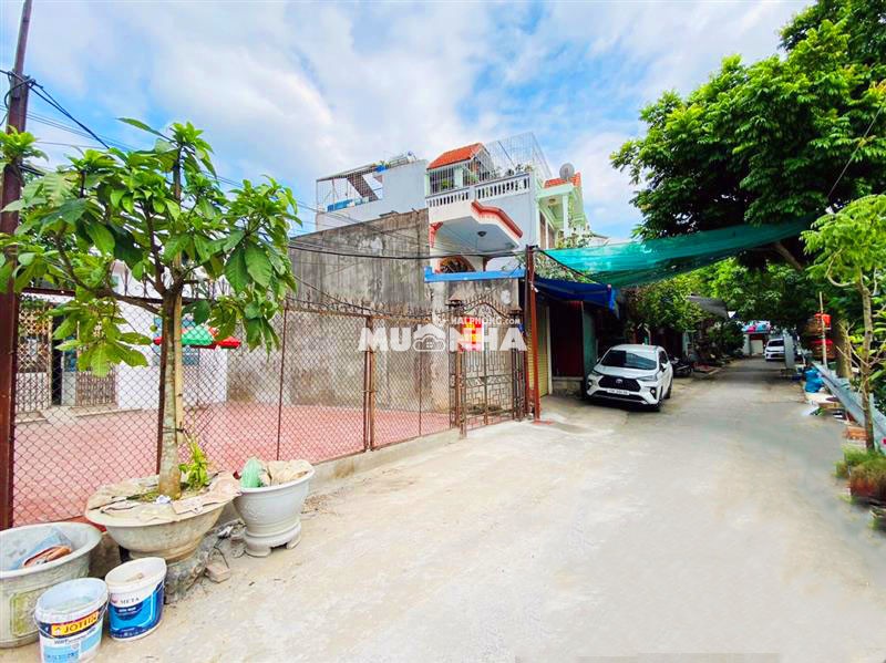 Nhà 1 tầng khang trang, nở hậu đón tài lộc, hướng Tây Nam, mặt tiền kênh mát