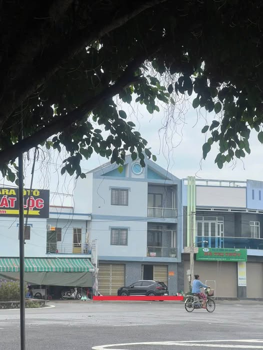 Nhà 3 tầng đối diện chợ Hữu Định, mặt tiền 8m