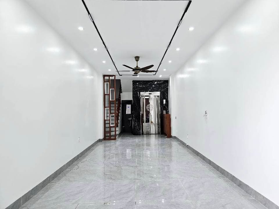 Nhà 5 tầng thang máy Thạch Bàn, 48m2, ô tô đỗ cổng, gần trường, chợ, giá 8 tỷ