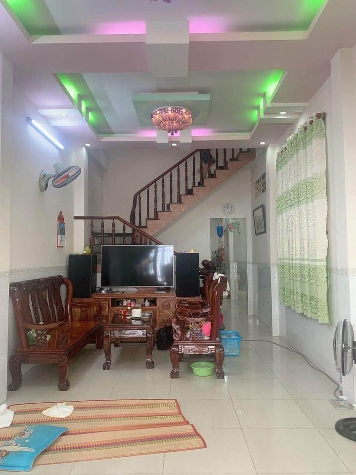 Nhà 2 tầng Cầu Giấy, 3 phòng ngủ, ô tô tránh, tặng full nội thất