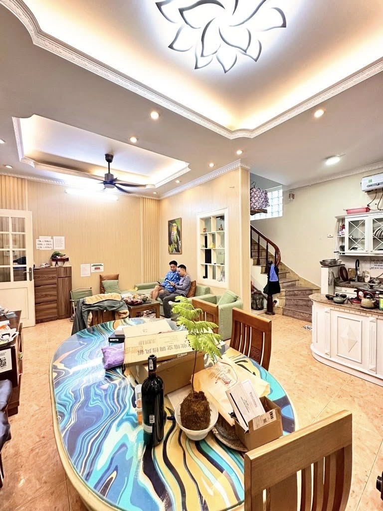 Nhà đẹp ngã 6 Ô Chợ Dừa, Đống Đa, sân riêng, ô tô đỗ cửa, sổ đỏ trao tay