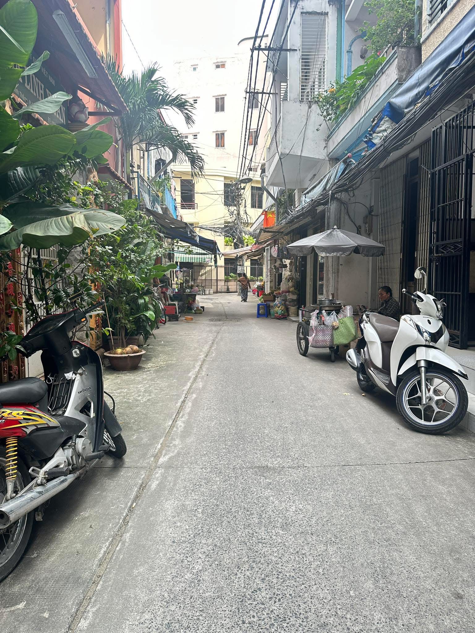 Nhà Phú Nhuận - Sang chảnh 3 tầng, tặng nội thất, giá 'hời' 5.98 tỷ