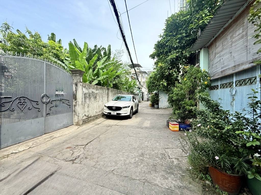 Nhà 4 tầng, 5 ngủ nở hậu nhẹ, sát hẻm xe hơi, chỉ 7 tỷ