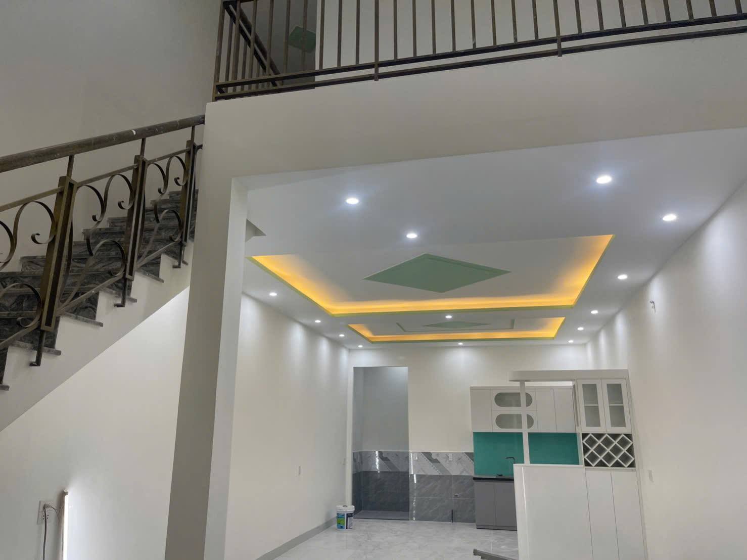 Nhà đúc kiên cố, thiết kế hiện đại, không gian mở thoáng sáng đang chờ bạn "rinh" về dinh đây ạ