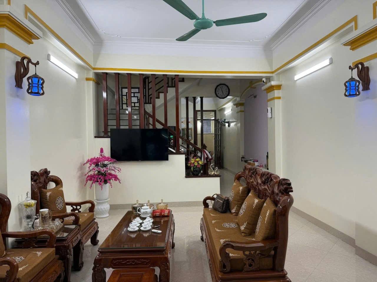 Nhà 3 tầng 1 tum siêu xinh, kinh doanh đỉnh cao, sẵn ở ngay