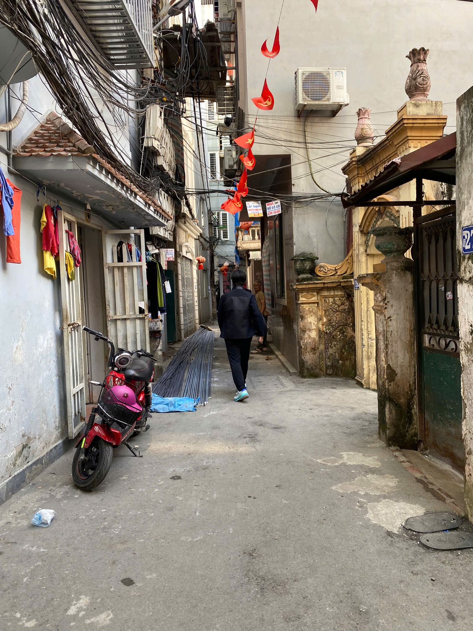 Tọa lạc tại khu vực Chùa Láng sầm uất, căn nhà này mang vẻ đẹp cổ điển với diện tích 85m2