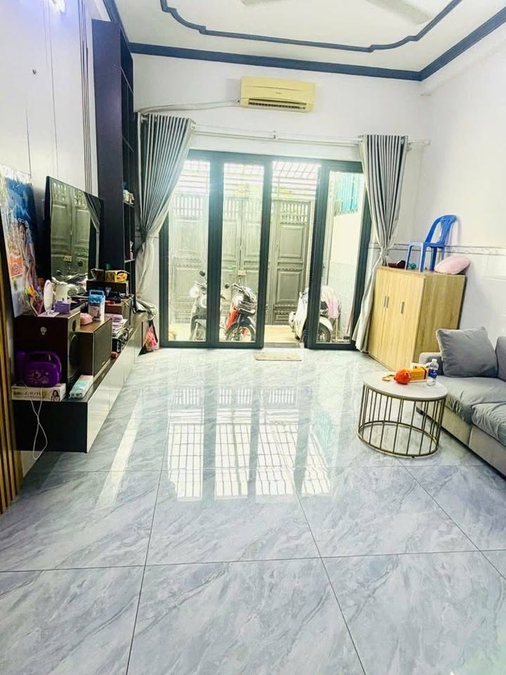 Nhà phố 2 tầng tọa lạc tại vị trí đắc địa, thuộc hẻm xe hơi rộng 6m, cách chợ Phạm Văn Bạch sầm uất chỉ vài bước chân