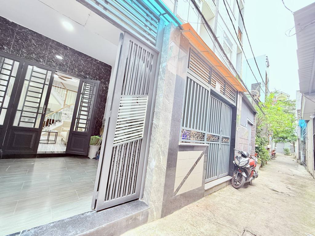 Chào mừng quý khách đến với căn nhà "chắc chắn" và "lung linh" tọa lạc tại đường Phạm Văn Bạch