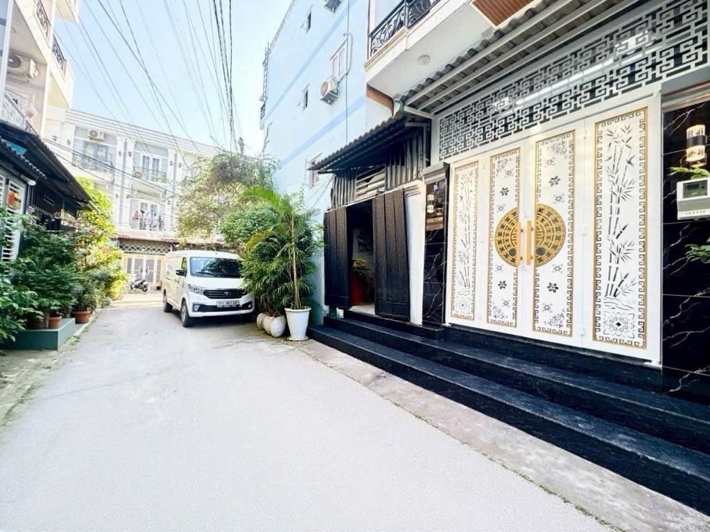 Nhà hẻm xe hơi 5 phòng ngủ đủ đồ, sổ hồng cầm tay, giá hời