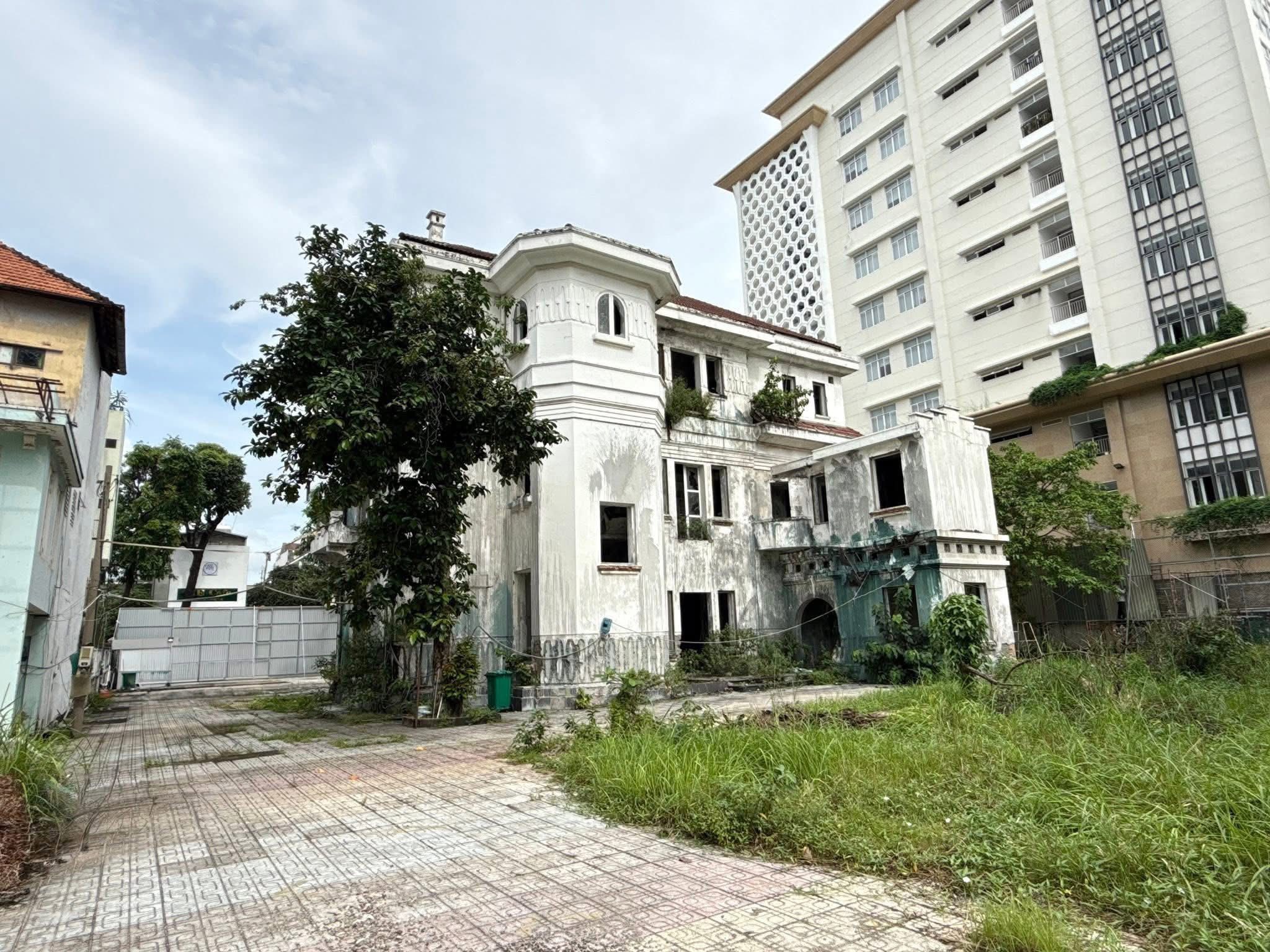 Tọa lạc tại vị trí đắc địa trên mặt tiền đường Pasteur sầm uất, trung tâm Quận 3