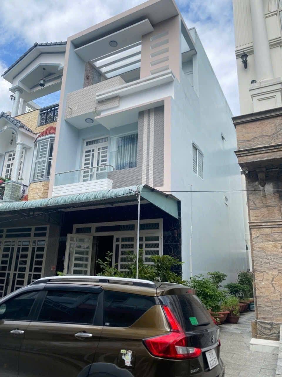 Siêu phẩm nhà 1 trệt, 2 lầu tọa lạc tại địa chỉ số 8C2, khu dân cư Hưng Phú