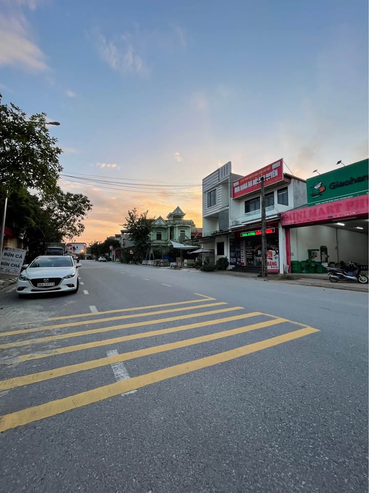 Nhà 2 tầng sẵn ở, chỉ cần xách vali vào