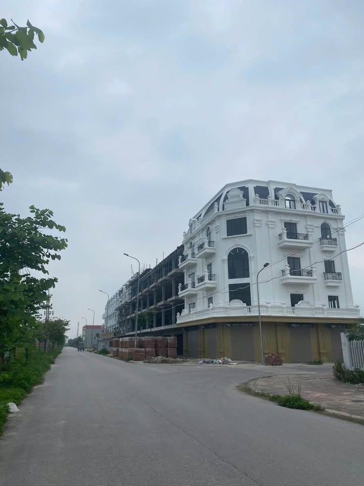 Nhà 5 tầng xây thô, về ở ngay, giá hời, khu vực sang chảnh