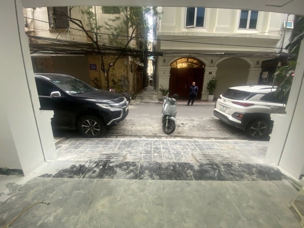 Nguyên Hồng nhà phố mặt tiền "chất", thang máy riêng, kinh doanh bao la