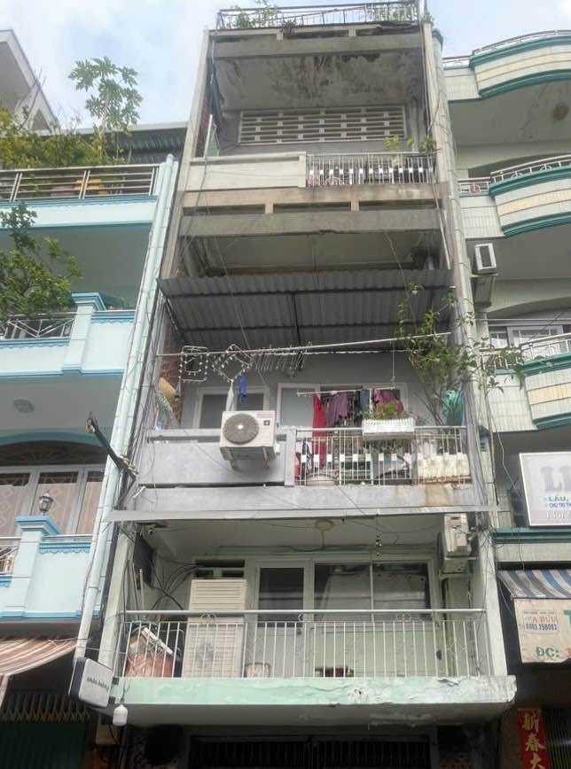 Chào mừng bạn đến với cơ hội sở hữu căn nhà tuyệt vời tại trung tâm Quận 5, ngay giáp ranh Quận 10, 11 và 6