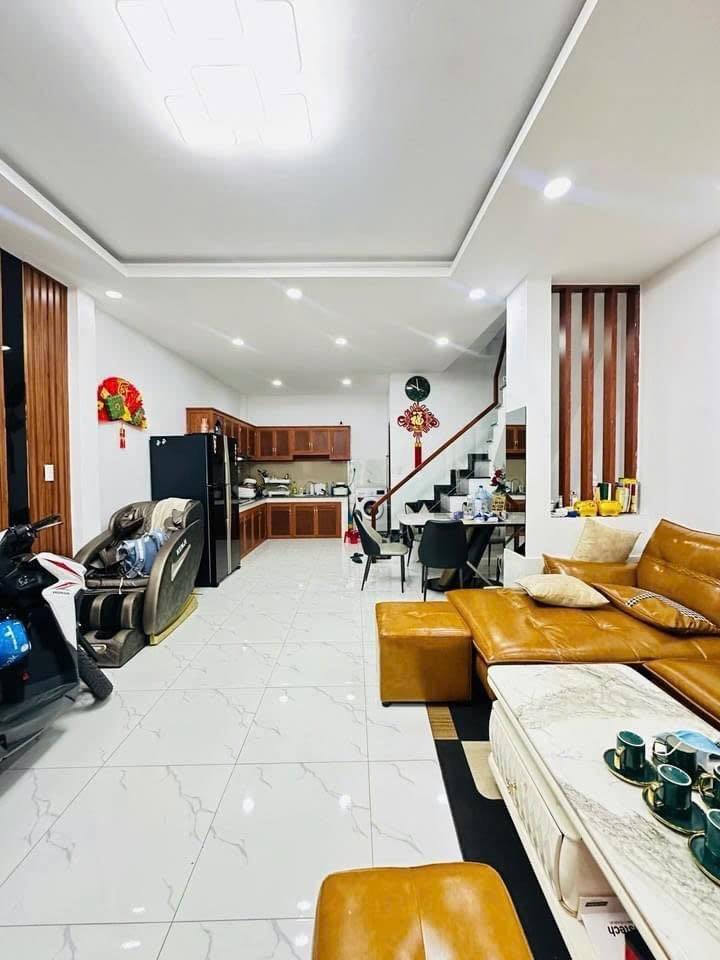 Nhà đẹp 3 ngủ gần chợ Hoàng Hoa Thám, Tân Bình