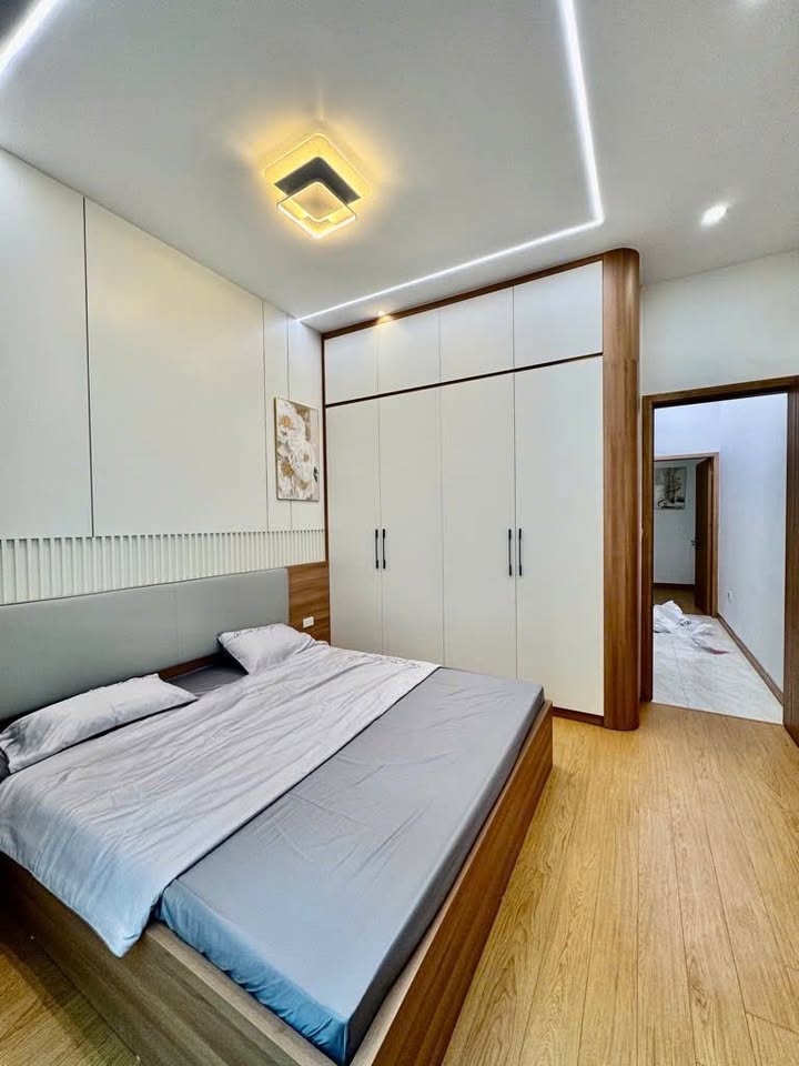 Nhà riêng Hoàng Văn Thái, 42m2, 5 tầng, ô tô vào nhà, hơn 15 tỷ