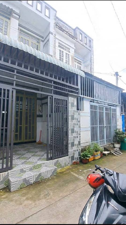 Nhà mới đẹp 2 tầng, hẻm xe hơi 4m tại Hóc Môn, giá 1.8 tỷ