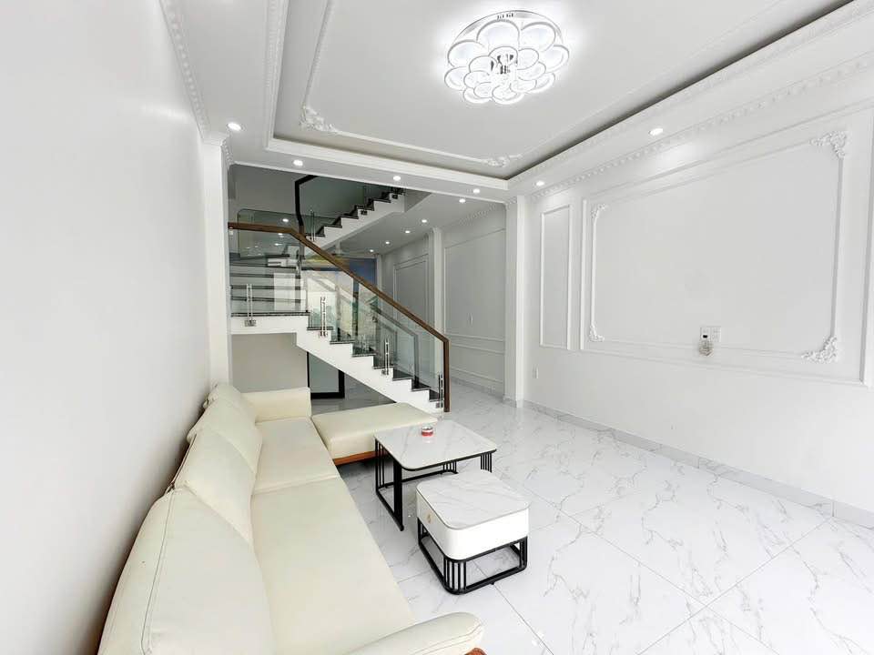 Nhà 3.5 tầng mặt tiền kinh doanh sầm uất, ô tô đỗ cửa tại Hải Phòng