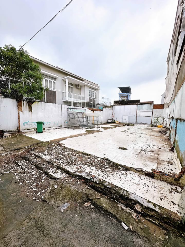 Lạc bước giữa lòng thành phố, nơi giao thoa của hai con đường huyết mạch Cách Mạng Tháng 8