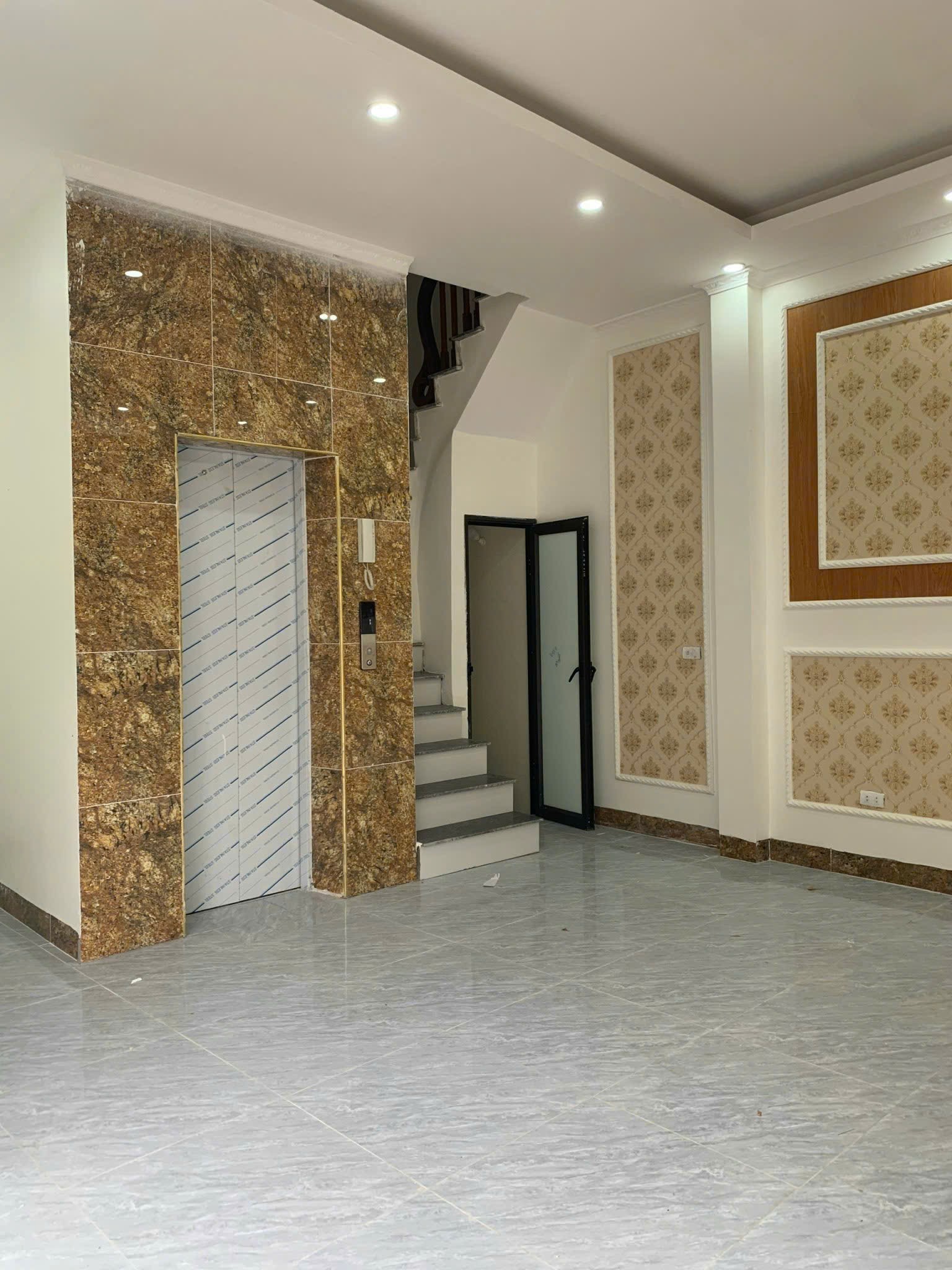 Nhà đẹp 39.5m2, 3 tầng, ô tô vào nhà, kinh doanh tốt, gần Tả Thanh Oai, Thanh Trì